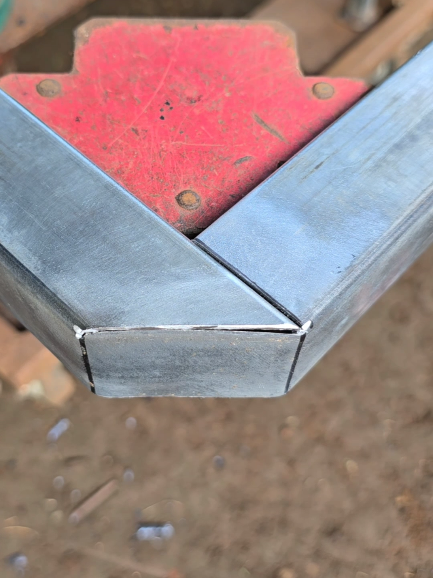 The professional welder's way of making a 45 degree angle joint with an obtuse angle. #metalwork #welderUSA #fitter #metalworking 