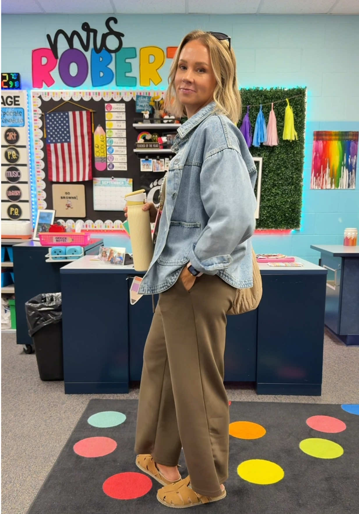 I actually thought I ordered this in black but I’m really loving this green! Would make for a perfect travel outfit, too! #teacherootd #cozyvibes 