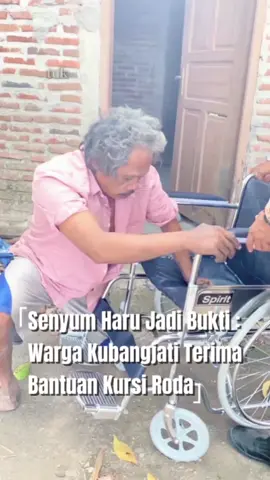 “Kadang hal kecil bisa jadi harapan besar 💙 Hari ini, Bupati Brebes @kusumaparamithawidya  serahkan kursi roda untuk warga Kubangjati, Ketanggungan. Semoga langkah kecil ini membawa senyum dan semangat baru 🤲✨ #BrebesPeduli #SentuhanKemanusiaan #FYP #UntukmuBrebes”