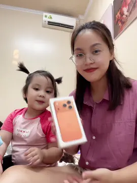 Đu trend khoe điện thoại màu Cam ạ 🤣 #iphone17 #xuhuong 