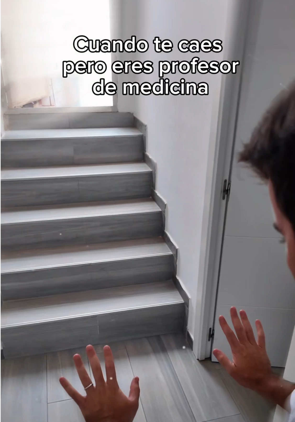 Cuando te caes, pero eres profesor y sabes que la fr4ctur4 de Colles representa un 80% de las fractur4s de radio distal Mientras que la fractur4 de Smith solo un 5%, por lo que es más raro de ver y debes pensar en los alumnos 🥹 #traumatologia #humor #colles #smith #medicina #profedor