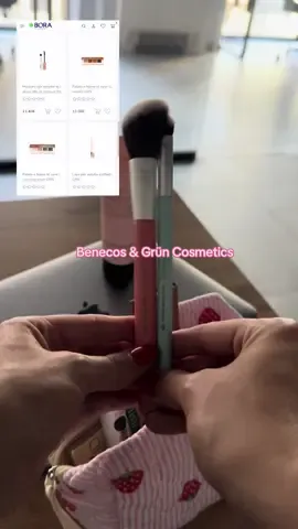 ✨ Në punë, por gjithmonë me një touch natyral. Falë Benecos & Grün Cosmetics, rutina e përditshme bëhet më e thjeshtë dhe më e bukur 🌿💄 Të gjitha këto produkte të mrekullueshme i gjeni tek Bora Pharmacy – aty ku kujdesi për veten nis me zgjedhjen e duhur 🛍️ #beauty #officelife #makeup #makeuphacks #makeuptips #fyp #bio #eco 