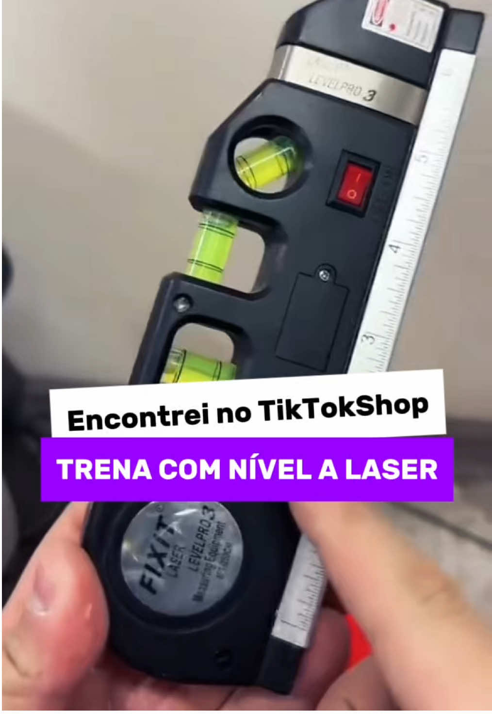 Isso aqui vai transformar tu no mestre de obras da família 👷‍♂️✨ Conheci uma mina que comprou isso aqui e agora todo mundo pede pra ela instalar as coisas na casa. Quadro, prateleira, espelho, luminária... tudo que ela pendura fica perfeitamente alinhado. O segredo tá nesse nível a laser que projeta linha reta certinha e vem com kit completo. Tripé ajustável, fita métrica profissional e design compacto que cabe em qualquer lugar. Virou a queridinha da família e ainda economiza uma grana não chamando pedreiro! #pedreiro #nivelalaser #ferramentas #laser 