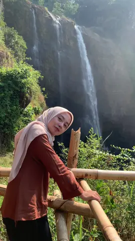 kemeja yang aku pake bahanya adem+bikin warna kulit lebih cerahhh💓🥰#kemejarayon #fypage #foryoupage 