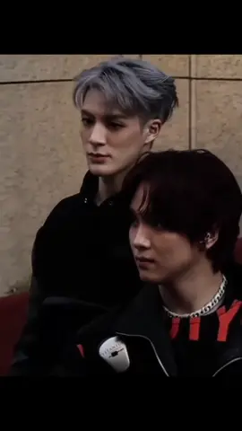 POV:Diam-Diam Obsesi Di balik kaca besar kantornya yang menjulang tinggi, Lee Jeno selalu tampak dingin dan tak tersentuh. Semua karyawan mengenalnya sebagai CEO muda yang sukses, perfeksionis, dan tidak pernah menaruh perhatian pada hal-hal pribadi. Termasuk pada istrinya sendiri, Y/N. Bagi Y/N, pernikahan ini terasa seperti sangkar emas. Ia memiliki segalanya—harta, nama besar, dan kehidupan mapan. Namun, yang tidak pernah ia miliki hanyalah perhatian suaminya sendiri. Setiap kali ia mencoba berbicara, Jeno hanya menjawab singkat atau sibuk dengan dokumen. Setiap kali ia tersenyum, Jeno hanya menatap kosong seakan Y/N hanyalah seseorang yang kebetulan menghuni rumah yang sama. Hati Y/N lama-lama retak. Ia sering termenung di balkon apartemen megah itu, menatap lampu kota sambil bertanya-tanya apakah dirinya memang tidak berarti bagi Jeno. Ia bahkan sempat berpikir, mungkin lebih baik jika ia menghilang saja—Jeno pun tidak akan peduli. Tapi yang Y/N tidak tahu, adalah kenyataan yang jauh lebih kelam. Di balik sikap dingin dan acuhnya, Jeno justru menyimpan obsesi yang begitu menyesakkan. Ia tahu setiap langkah Y/N. Dari kamera CCTV pribadi yang ia pasang diam-diam di rumah, hingga pelacak kecil yang tersembunyi di ponsel Y/N. Ia tahu kapan Y/N pergi belanja, siapa saja yang ia temui, bahkan ekspresi wajah Y/N ketika merasa kesepian. Kadang, larut malam, Jeno membuka laptopnya hanya untuk menonton rekaman Y/N sedang membaca buku di sofa atau menangis diam-diam di kamar. Ia hafal setiap kebiasaan kecil Y/N—cara Y/N menggigit bibir saat gugup, cara ia memainkan ujung rambut ketika bosan. Jeno tidak pernah menunjukkan apa-apa, tapi di balik matanya yang tenang, obsesi itu semakin menjeratnya. Ia tidak bisa membiarkan siapa pun mendekati Y/N, bahkan sekadar seorang teman. Suatu hari, ketika Y/N pulang lebih larut dari biasanya setelah bertemu sahabatnya, ia menemukan Jeno duduk di ruang tamu. Tatapannya tajam, berbeda dari biasanya. “Seneng, ya?” suara Jeno dalam, lirih, tapi penuh tekanan. “Ketemu orang lain, bisa ketawa-ketawa gitu… sampe lupa pulang.” Y/N tertegun. Itu pertama kalinya Jeno menunjukkan emosi. “Kenapa… kamu marah? Kamu bahkan nggak pernah peduli aku pergi kemana,” ucap Y/N lirih, matanya mulai berair. Jeno mencondongkan tubuhnya, tatapannya menusuk. “Siapa bilang aku nggak peduli? Aku selalu tahu… setiap langkah kamu. Kamu pikir aku bakal biarin kamu jauh dariku?” Jantung Y/N berdegup kencang. Untuk pertama kalinya, ia sadar—Jeno tidak acuh. Justru sebaliknya, Jeno terlalu peduli. Terlalu terobsesi. Dan sejak malam itu, Y/N mulai melihat Jeno dengan mata yang berbeda. ------------------------ #jeno#pov#fyp#fyppppppppppppppppppppppp#ppppppppppppppppppppppp 