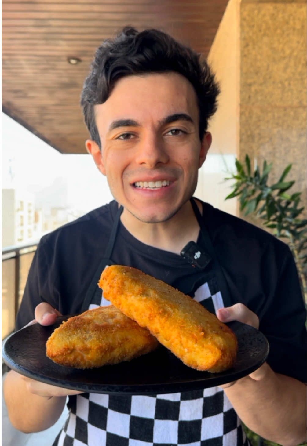 EMPANADO DE FRANGO COM QUEIJO | COZINHANDO CONTANDO HISTÓRIAS 🗣️  • • • ⚠️(ingredientes)⚠️ Ingredientes: 1kg de peito de frango temperos a gosto 300g de queijo mussarela  para empanar: 3 OVOS 200g de trigo 200g de farinha panko ou de rosca • • #receitafacil #receitassimples #receitapratica #fofocando #receitacaseira 