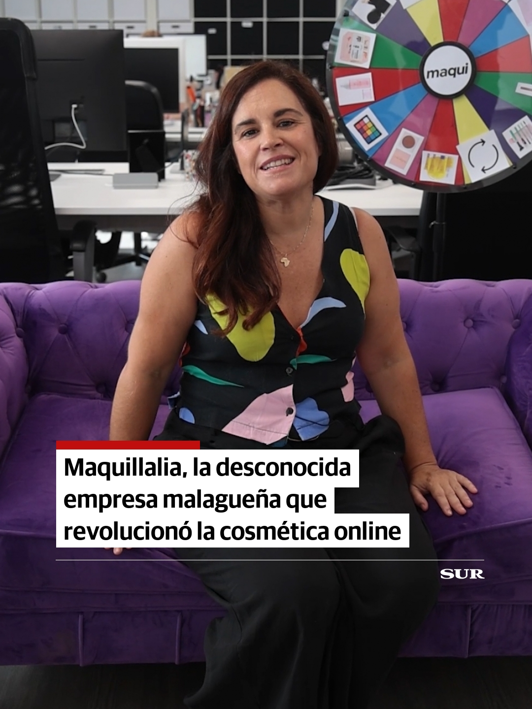 A veces, una puerta se cierra para que se abra una mucho mayor. A David Morales le despidieron de #Nokia por no querer trasladarse a Madrid. Su mujer, Alejandra Llamas, estaba embarazada, acababan de comprarse un piso y no se veían cambiando de ciudad. Con el dinero de la indemnización, David y Alejandra se embarcaron en un proyecto emprendedor: una tienda online de cosmética de importación. Corría el año 2009; la idea surgió porque Alejandra, que es una apasionada de los productos de belleza, solía comprar productos de EE UU y, en más de una ocasión, acababan atascados en la aduana. «Yo ya había montado alguna tienda online y por mi trabajo tenía experiencia con la importación. Así que decidimos montar una web donde poder encontrar todas esas marcas extranjeras que estaban empezando a conocerse por 'youtubers' y blogueras pero no se vendían en ningún sitio en España», explica hoy David Morales desde el cuartel general de #Maquillalia: tres mil metros cuadrados de almacén en el polígono Santa Teresa de #Málaga capital, desde donde salen miles de pedidos al día hacia España, Portugal, otros países europeos y Latinoamérica. Es la cuarta ubicación que ha tenido la empresa en 16 años: «Empezamos en una pequeña oficina de la avenida Moliere y nos hemos ido mudando conforme nos quedábamos sin espacio… Espero que aquí duremos un tiempo; tenemos margen para crecer», confía Alejandra. 🎙️ locuenta_ Nuria Triguero 🎥 imagen_ Marilú Báez 💋 más en SUR.es