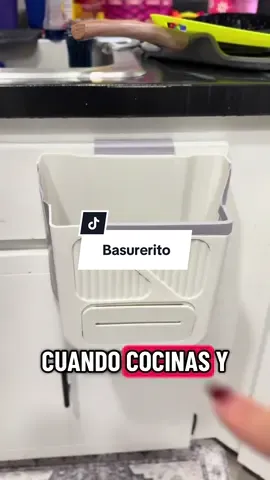 Bote de basura plegable para tirar la basura mientras cocinas como los vegetales me encantó el material y el tamaño #foldablekitchengadget #foldabletrashcan #KitchenHacks #tiktokshop 