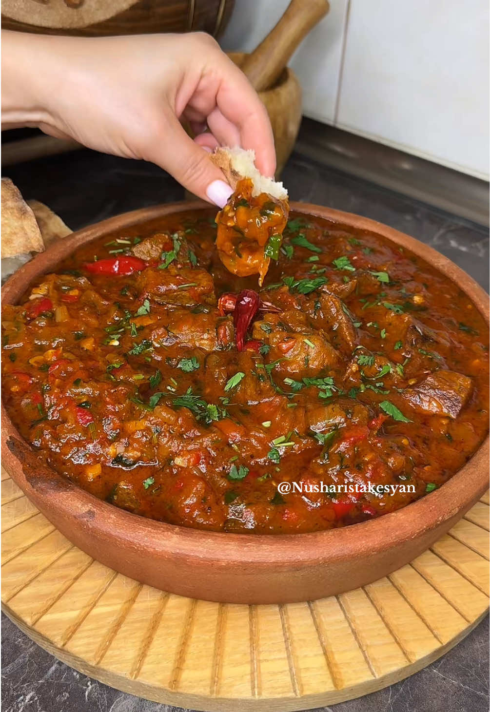 Чашушули 🔥🤤 Չաշուշուլի #грузинскаякухня #армянка #топ #рек ⬇️  Ингредиенты: 1,7кг Говядины  3головки Лука 4 Помидора 2 красных сладких перца Чили перец Растительное масло Сливочное масло 1ст. л Томатной пасты 500мл Воды 4зубчика Чеснока Кинза Петрушка Красный и чёрный перец Хмели-сунели Сухая аджика Соль Тушить на медленном огне 2 часа. Բաղադրիչներ՝  1,7 կգ Տավարի փափկամիս 3գլուխ Սոխ 4հատ Լոլիկ 2 հատ Կարմիր պղպեղ Չիլի պղպեղ Բուսայուղ Կարագ 1ճ.գ Տոմատի մածուկ 500մլ Ջուր  4պճեղ Սխտոր Համեմ Մաղադանոս Կարմիր և սև պղպեղ Խմելի սունելի Չոր աջիկա  Աղ Եփել 2ժ մարմանդ կրակի վրա։ 