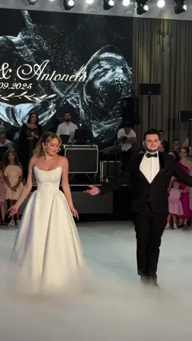 A unique first dance of the bride and groom👌💃🕺#weddingentrance #wedding #nunta #moldavianwedding #weddingdance 