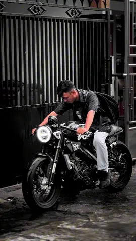 School after rain#xsr155caferacer #xsr155 