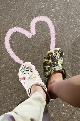 Tín hiệu vũ trụ ✨ Đi crocs đôi cùng người iu thuii #crocs #crocscollab #couple #fypシ゚ #xuhuong 
