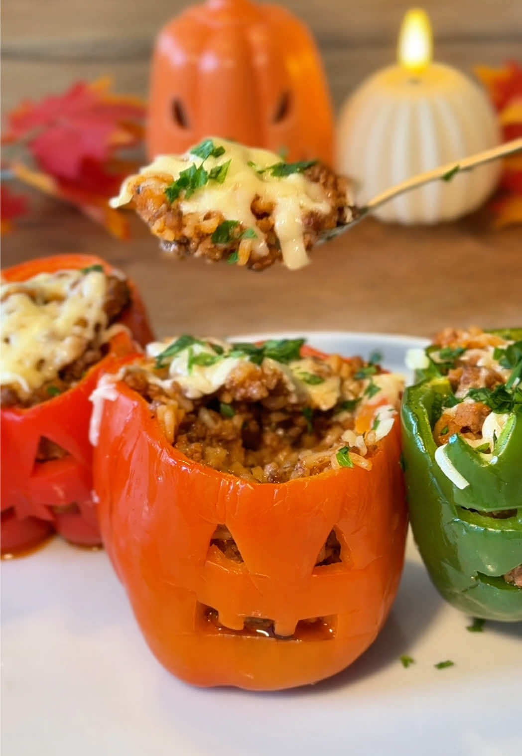 🎃Halloween gefüllte Paprika✨ Dies ist eine lustige und köstliche Art, euer Abendessen gruseliger zu machen. Ihr könnt Jack o Laternen, Frankenstein oder etwas anderes machen! Zutaten: 450 Gramm Rinderhackfleisch 4-5 Paprika (rot, orange und grün) Eine Zwiebel, gehackt 2 Esslöffel Olivenöl Salz Pfeffer 4 Knoblauchzehen gehackt 2 TL italienisches Gewürz 1/2 TL Knoblauchpulver 1/2 TL Zwiebelpulver 4 Esslöffel Tomatenmark 1/2 Tasse Reis 1 Tasse Hühnerbrühe 60 Gramm Cheddar-Käse 1/2 Bund gehackte Petersilie 1. Nehmt zuerst die Kerne der Paprika heraus und schneidet die Oberseite ab 2. Dann schneidet die Jack-o-Laternen-Faces/Franketsine-Face in die Paprika 3. Dann mit Olivenöl bestreichen und etwas Salz und Pfeffer hinzufügen und im Ofen bei 170 für 12-15 Minuten kochen, bis sie weich sind 4. In der Zwischenzeit euer Rinderhackfleisch in eine Pfanne geben und braten, bis es braun ist 5. Dann fügt eure Zwiebeln, Knoblauch und Gewürze hinzu und mischt es 6. Dann das Tomatenmark hinzufügen und vermischen 7. Fügt dann eure Reis- und Hühnerbrühe hinzu und kocht sie 15 Minuten lang mit Deckel, bis der Reis gekocht ist und alles absorbiert ist 8. Dann jede Paprika mit der Fleischmischung füllen und mit etwas Käse belegen 9. Nun mit Folie abdecken und 25-30 Minuten im Ofen backen 10. Fügt etwas gehackte Petersilie hinzu und genießt! #herbstrezepte #herbst #hackfleisch #halloweentok #paprika 