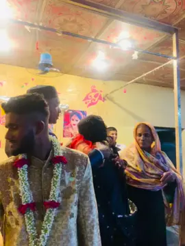 দেখতে দেখতে ছোট বোন টা ও  বড় গেলো  বাড়ির মেয়ে থেকে অন্য বাড়ির বউ হয়ে গেলো, আর বাবার বাড়ির মেহমান হয়ে গেলো..
