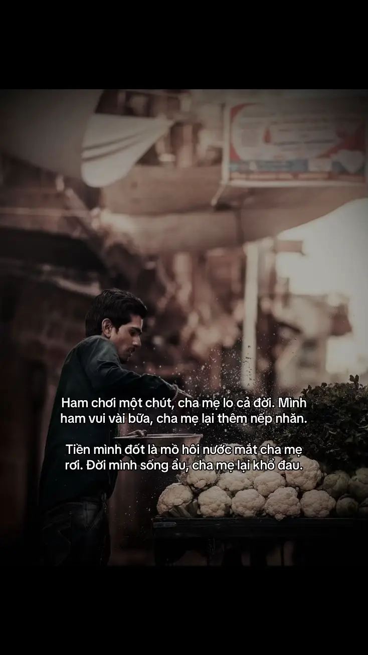 Ham chơi một chút, cha mẹ lo cả đời. Mình ham vui vài bữa, cha mẹ lại thêm nếp nhăn. Tiền mình đốt là mồ hôi nước mắt cha mẹ rơi. #xuhuongtiktok #viralvideostiktok #fyp 