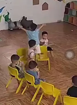 Cho tiền ăn đi học mà cứ như đi bar thế này 😅