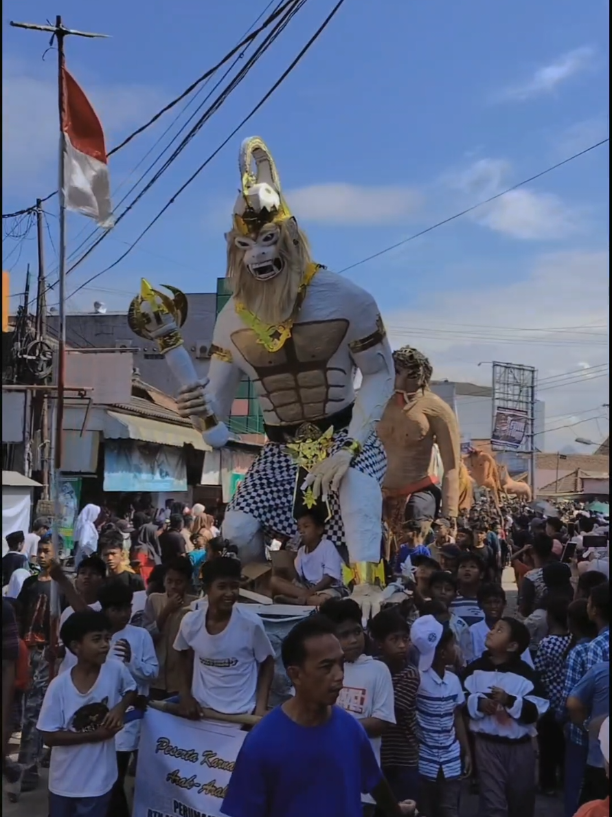 merayakan tradisi, menyatukan hati. arak-arakan cirebon tak pernah gagal bikin hari dan seru .🔥❤️ merasakan energi luar biasa dari arak-arakan muludan dan sunatan massal di arjawinangun cirebon. sebuah perpaduan musik, tarian dan kostum unik yang memukau. menyaksikan langsung keindahan arak-arakan budaya cirebon memancarkan pesona tradisi tahunan yang tak lekang oleh waktu. melangkah bersama merangkai cerita, menjejakkan jejak tradisi dalam parade budaya cirebon yang penuh makna. momentum budaya cirebon yang memukau  vibes lokal yang kuat. sebuah tradisi tahunan untuk menjaga harmoni dan keharmonisan masyarakat nya. 📍 Arjawinangun, Kab. Cirebon  #arjawinangun #arjawinanguncirebon #arakarakancirebon #muludan #cirebonpride🏴‍☠️ 