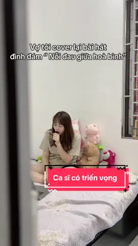 Nỗi đau giữa hoà bình, nghe mà xúc động biết bao nhưng không phải do vợ mình hát thì được 😂🥰🥰 #vochong #vochongbacha #trendingreelsvideo #vochonghaihuoc #vairal #HanhTrinhYeuThuong #xuhuongtiktok #noidaugiuahoabinh #hoaminzy #hoaminzy_hoadambut #videoviral #vochongson #giaitritiktok #cover #nguyenvanchung 