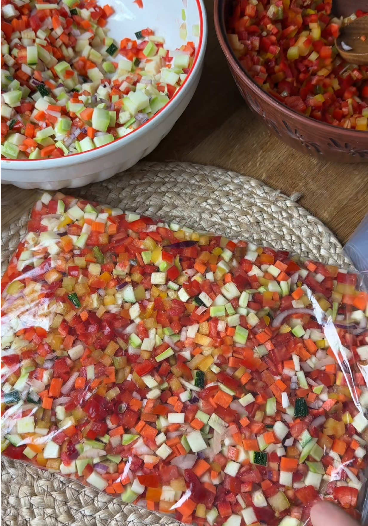 Заготовка овочів на зиму🍅🍆🌶️🥕 Перець, цибуля, морква, кабачок та помідор, можна взяти любі овочі. #заготовка #заготовканазиму #овочі #лайфхакидлякухні #назиму 