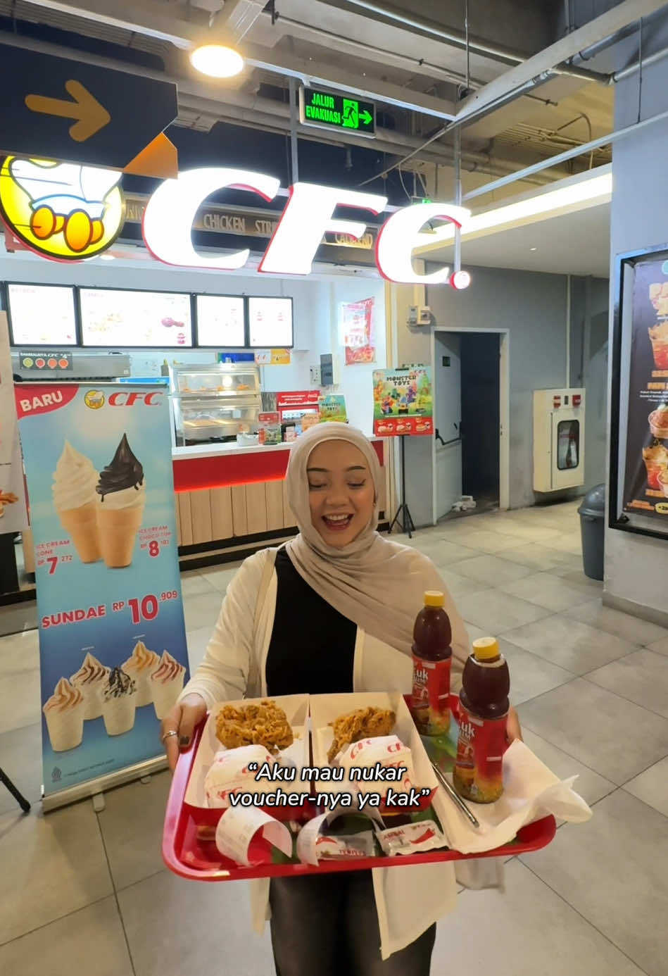 GUYSSS CFC UDAH ADA BISA DIBELI LEWAT TIKTOKKK!! so happyyyy ayam paling gurihh n crispy!! yuk buruan beli lewat tag lokasi aku biar jauh lebih hemat!!🤩 #septemberkulinerceria #cfc #promocfc #promoseruweekend 