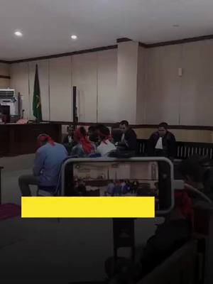 Sebelas masyarakat adat Maba Sangaji kembali menjalani sidang kelima di Pengadilan Negeri Soasio, Tidore Kepulauan, Rabu, 17 September 2025. Agenda sidang menghadirkan keterangan saksi sekaligus pemeriksaan terdakwa dalam perkara nomor 99/Pid.B/2025/PN Sos hingga 108/Pid.B/2025/PN Sos. Dalam persidangan, para terdakwa mengungkap bagaimana mereka pergi ke hutan, menggelar ritual adat, hingga ditangkap. Para terdakwa menjelaskan bahwa, sebelum berangkat ke hutan adat–lahan yang kini diklaim milik PT Position–mereka telah menggelar rapat dan rembuk adat sebanyak tiga kali. Hasilnya, diputuskan mereka akan menyampaikan keberatan ke perusahaan sekaligus menggelar ritual adat dan membacakan denda adat. Selengkapnya klik link di bio atau kunjungi website kadera.id #MabaSangaji #HalmaheraTimur #Bebaskan11WargaAdatMabaSangaji #KaderaID