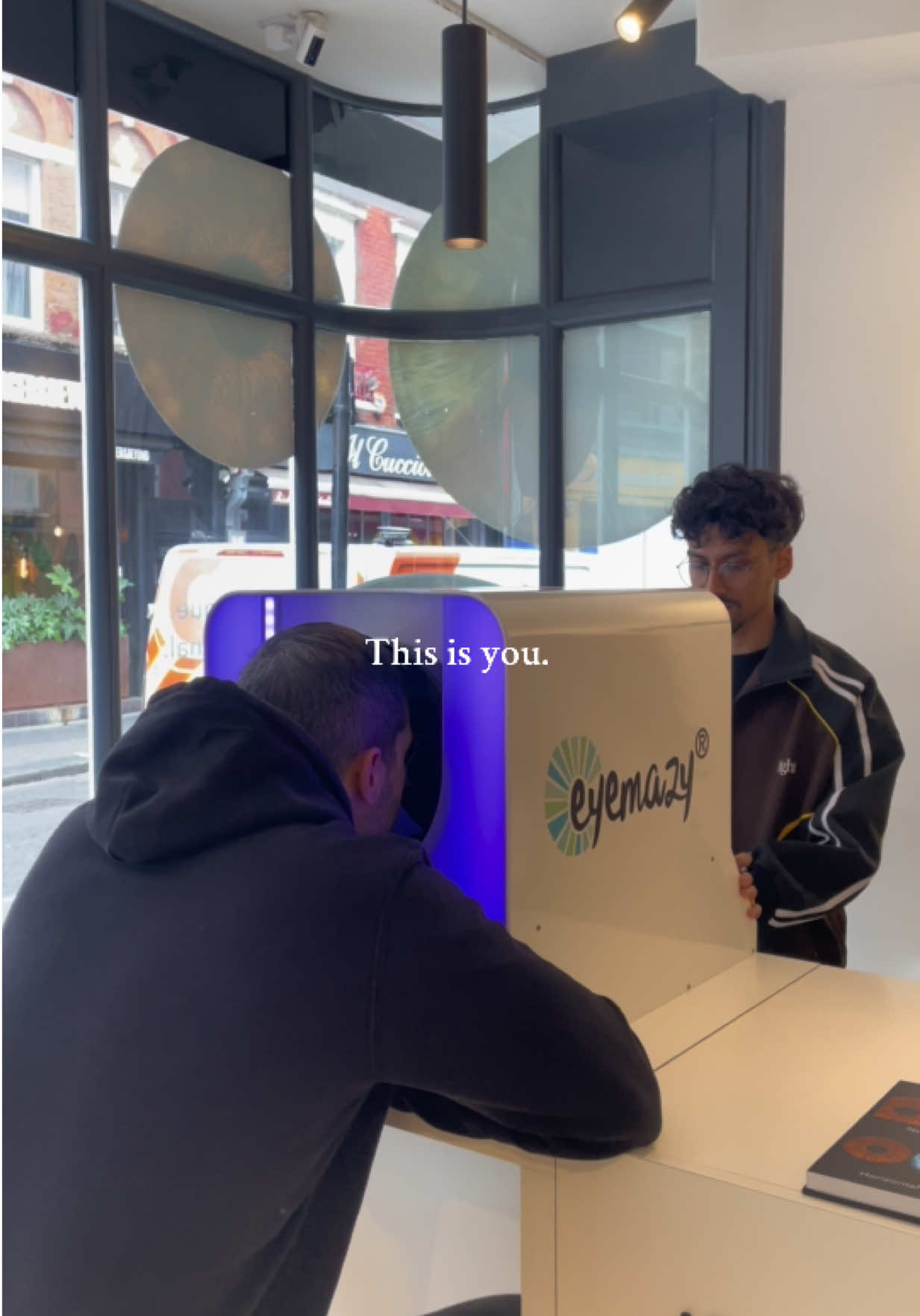 Life’s little moments created 🥹 Getting a picture of our eyes together  📍 Eyemazy Soho, London  #thingstodoinlondon #eyemazysoho #londondateidea #whattodoinlondon #irisphotography 
