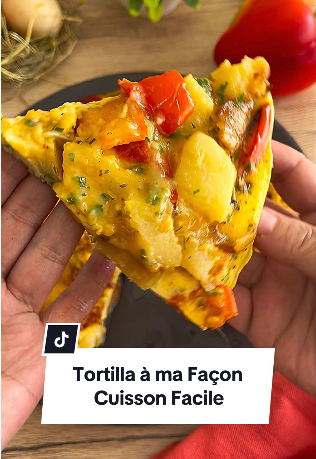 Tortilla à ma façon cuisson facile 🥔🌶 𝐈𝐧𝐠𝐫𝐞́𝐝𝐢𝐞𝐧𝐭𝐬 (pour 4 personnes) : 🥔 800 g de pommes de terre (cuites à la vapeur)  🧅 1 gros oignon 🫑 1 poivrons 🥚 8 œufs 🫒 1 peu d’huile d’olive 🧂 sel, poivre 🪴 herbes fraîches 🌶️ 1 grosse pincée de piment d’Espelette AOP 𝐏𝐫𝐞́𝐩𝐚𝐫𝐚𝐭𝐢𝐨𝐧 : 1- Coupez vos pommes de terre, oignon et poivron.  2- Faites revenir doucement dans l’huile d’olive jusqu’à ce que ce soit fondant et légèrement doré.  3- Battez les œufs avec sel, poivre, herbes et piment.  4- Versez sur les légumes dans la poêle, mélangez délicatement.  5- Couvrez et laissez cuire à feu très doux 15-20 minutes, jusqu’à ce que le centre soit pris. (Avec cette méthode, vous n’avez pas besoin de retourner la tortilla pendant la cuisson) Servez tiède ou froid, à couper comme un gâteau ! Régalez vous !  #tortilla #recettefacile #pommesdeterre #poivron #omelette 