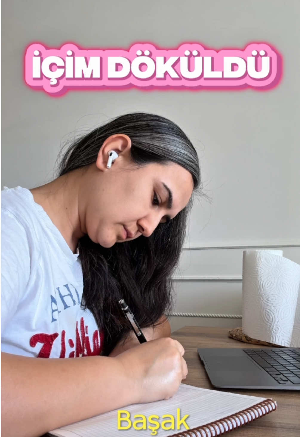 21 Eylül Başak burcunda bir güneş tutulması var. Sizde de öyle mi, bilmiyorum. Ama ben günlerdir içim bomboş gibi geziyorum. Ancak diğer taraftan da her gün yeni bir farkındalığa kavuşuyorum. Ay resmen ayım ayım aydınlandım. Bi yerlerime florasan girmiş gibi. Hani büyük uyanışı anlattı durdu ya hesaplar, ben de dahil. Biz sandık ki hepimiz uhrevi, manevi bir huzura ereceğiz. Böyle ponçik ponçik uyanacağız. Hiç öyle olmadı. Gayet ciğerimiz söküle söküle, böğüre böğüre oldu. İlişkilerden tutun da, yaşadığınız hayatın anlamsızlığına kadar ama bu anlamsızlığın nerede başladığını da anladığınız noktaya kadar aydınlandık. Gerçekten 7 uyurlar gibi, yüzyıllar sonra uyanmışız da, dünya değişmiş, sevdiklerimiz gitmiş ve gözlerimiz şişmiş gibi bir uyanış. 21’inde ne olacak bilmiyorum ya da sonrasında ne olacak bilmiyorum ama bana sanki 2007 yeniden yüklenmiş gibi. Kendimi başka bir yerden güçlü hissediyorum. Bu içi boş bir güç değil, çok içerden gelen, derinlerde uyanan bir güç. Hiç bir kimliğimden almıyorum gücümü. Olduğu gibi tamamını kendimden. Hani şarkıda diyor ya, düşsem de gecenin en karanlığına, yeni sabahlara doğmayı bilirim tek başıma.