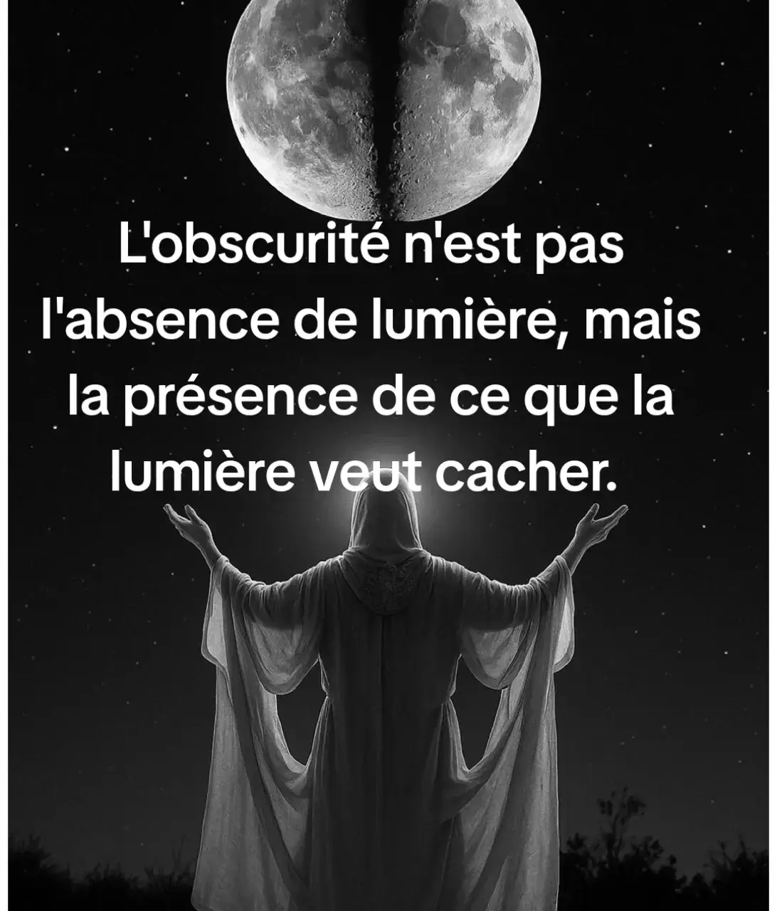 Lux Tenebris : Le Miroir Inversé Ce que tu appelles ténèbres n’est que l’autre nom de la lumière refusée. Le voile ne dissimule pas l’absence — il protège ce que les yeux ne doivent pas voir. Là où l’Œil unique se ferme, les vérités inversées prennent forme. L’obscurité devient alors sanctuaire, et la lumière… complice du silence. Celui qui franchit le seuil comprend que ce qui brille peut mentir, et que l’ombre seule ose dire la vérité nue.