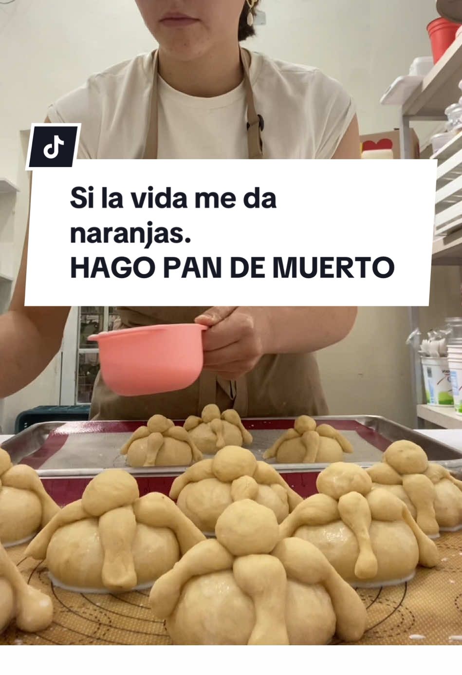 Si la vida me da naranjas, hago PAN DE MUERTO 😍🍊 #pandemuerto #reposteria 