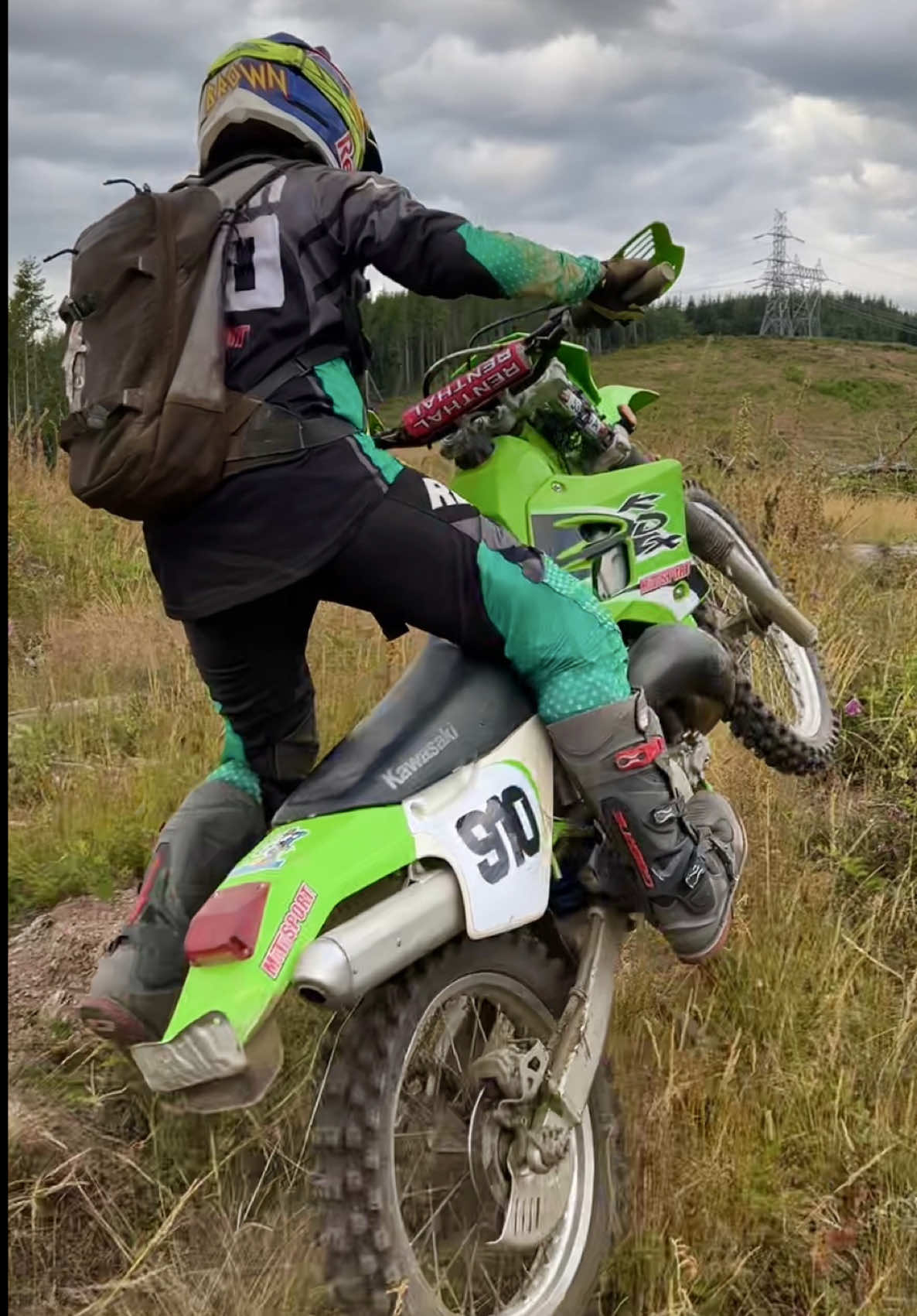 Too many 4-stroke posts in a row, so here’s the 2001 KDX220 getting a beat down 😈 Do you guys prefer the KDX200, KDX220, or KDX250? @Red Bull Motorsports @Red Bull @MotoSport.com @All Balls Racing #KDX220 #kawasaki #2stroke 
