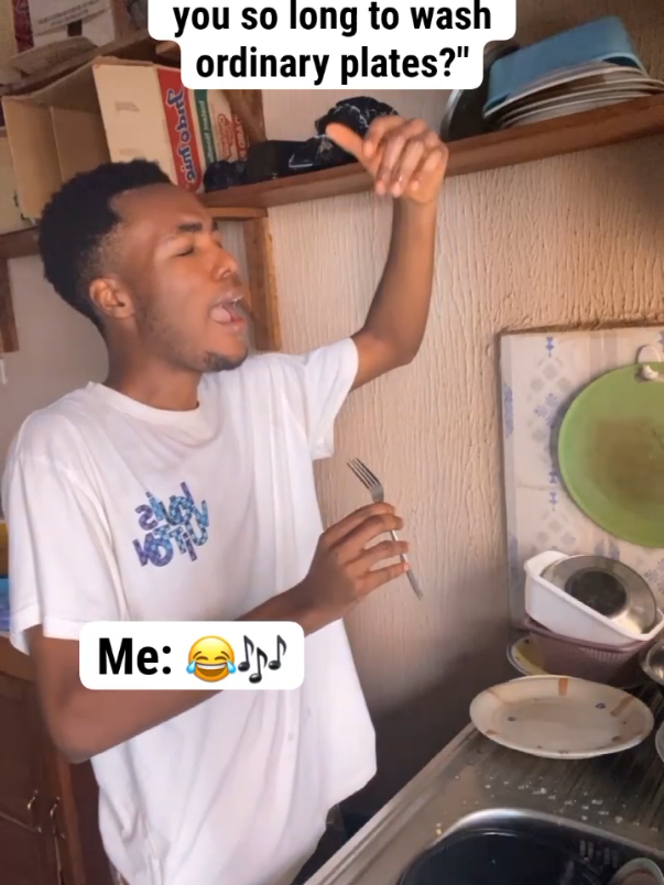 Washing plates without music? Impossible. Kitchen turns to my concert stage every time 😭😂 Honestly, that’s the only way I stay focused enough to wash dishes. I don’t know about you guys 😂 Just took one of my moments on camera #classicalmusic #fyp #music #singing #kitchen  