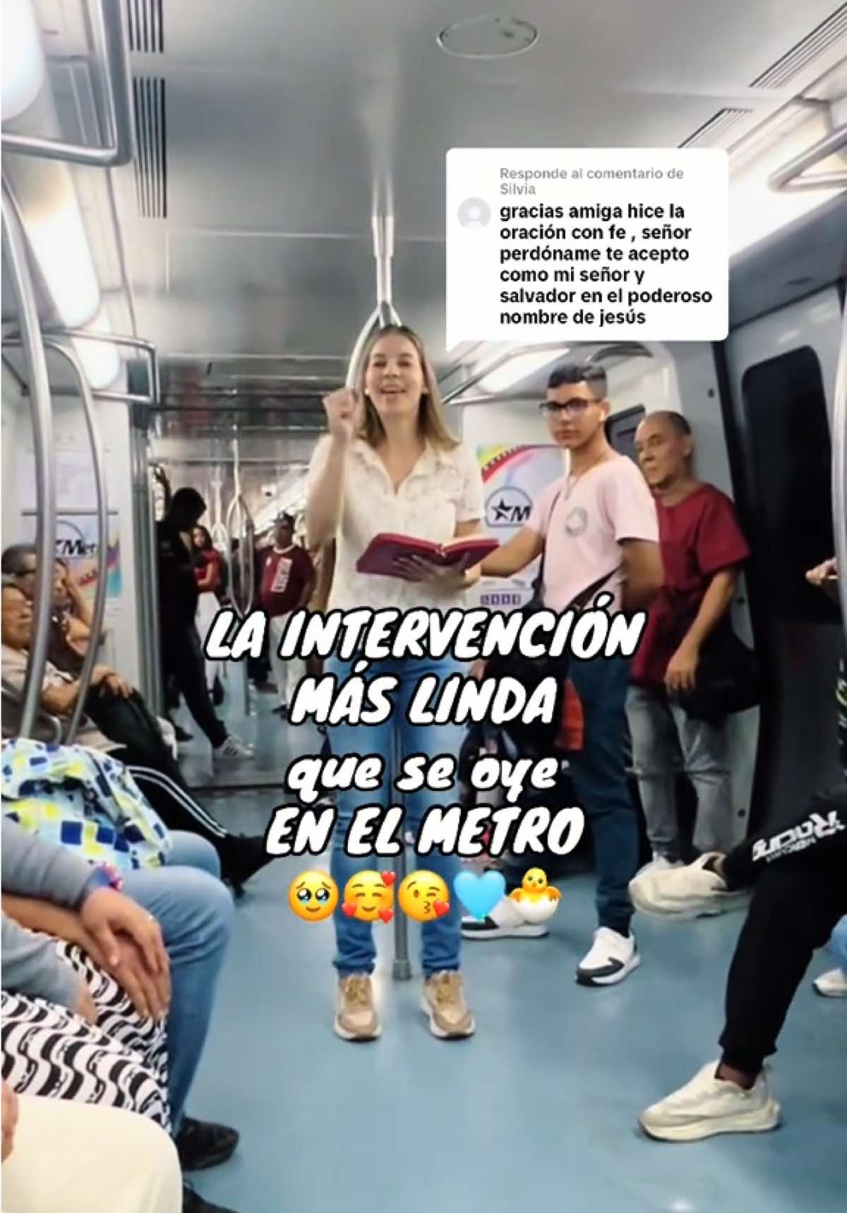 Respuesta a @Silvia ¡Silvia has tomado la mejor decisión! ❤️‍🔥 Gloria al Señor por tu vida. Empieza a vivir una vida gloriosa con Dios a través de Su Palabra 📖 y del Espíritu Santo, gracias a lo que Cristo ya hizo por ti. 🥹❤️ Para los que se preguntan dónde está mi canguro y dónde está Benjamín, les regalo este pedacito de video 🥹. Benjamín anda en los brazos de papá, pero si me oye la voz así sea en videos, entonces se sonríe y empieza a gritar “aaameeeén” y a decir “waaaaaooo” jajajaja. Así como si la revelación estuviera muy poderosa, jajaja así, tal cual (aunque yo apenas esté sacando la Espada).  Él dice “mamiiii… waaaao” y me hace la barra el solito jaja y como yo soy muy espontánea, se me hace imposible ignorarlo con tal de mantener la compostura y el “protocolo” de predicación, así que siempre me verán sonreír ante LA MÁS BELLA INTERRUPCIÓN y responderle.  Si andan buscando alguien que no se despeine y que dirija un sermón perfecto, no les voy a gustar. Yo soy así como me ven. Esto soy desde mis inicios en el Señor y amo ser en Dios tal como Él me hizo y tal como Él me vaya moldeando. Me gusta presentar el Plan de Salvación con palabras sencillas, que todo el mundo pueda entender.  Alguien dijo “cuál prédica, parece un testimonio lo que ella hace” quizás por la naturalidad con la que yo hablo, o no sé si pensó que mi mensaje estaba deficiente bíblicamente. Ahora bien, esto es lo que pienso: un evangelista en una Universidad o en una Empresa tiene una forma particular de conducirse para alcanzar almas. Estará capacitado con un lenguaje y comportamiento específico de parte de Dios. Yo estoy en la calle, donde hay todo tipo de personas, de diferentes clases sociales, diferentes edades, diferentes intelectualmente, etc. y yo siempre he amado hablar con toda la sencillez que pueda hacerlo para llegar a TODOS. Muchos pensarán que no sé ser elegante o equis, pero la verdad es que no me importa mucho crear una apariencia de “conferencista”, porque no es mi foco en esta etapa de mi vida. Yo no elegí mi función, sino que Dios me la entregó 😭🥹❤️‍🔥.  No me gusta cargarme encajando en el molde de las personas. Nunca me ha gustado, porque yo opino que tenemos que ser genuinos en Dios y dejarnos usar de la manera particular en que Dios quiere usarnos a cada uno y en cada etapa. Así que si leíste hasta aquí: jamás seas copia de nadie. Sé lo que Dios diseñó para ti.  Benja y yo tenemos una conexión bien linda en el espíritu para hacer este trabajo evangelístico y no solo lo he sentido en la calle, sino estando en casa. No sé cómo explicarlo, pero Dios me entiende. Algunas personas decían “pobre bebé, no aguanta los gritos de la mamá”, cosas así, pero jamás fue así. Benjamín ama escuchar la Palabra de Dios y la identifica porque dice “amén”.  La verdad es que lo extraño un montón cada vez que estoy al frente sin él, pero estamos haciendo un gran esfuerzo cuando salimos para que mi esposo pueda estar con los tres al mismo tiempo.  Algunos no saben que cuando yo estaba embarazada, los marcadores cromosómicos me salieron positivos y me dijeron que Benjamín podría venir con cualquier desorden cromosómico. Pasé todo el embarazo orando, diciéndole a Dios “tú le pusiste la cantidad de cromosomas que tú quisiste y tú todo lo haces a tu manera” y esperé en Dios, porque no quise hacerme la amniocentesis. El día que nació, lloré todo lo que no lloré en el embarazo. ¡Dios es bueno! Dios siempre sabe hasta donde podemos soportar. Así que si me hubiera tocado diferente, yo sé que Dios me hubiera capacitado para esa misión, como lo ha hecho con aquellos padres guerreros que sacan adelante a sus hijos, aún con dificultades de salud. ¡Dios es fiel!  Benjamín amado, gracias a Dios por tu vida mi pequeño evangelista y profeta de fuego 🔥❤️‍🔥📖. Aquí tienes a Silvia dando testimonio de haber entregado su vida a Cristo. Sigamos predicando a tiempo y fuera de tiempo, porque el trabajo en el Señor no es en vano y Cristo viene pronto. +PESO DE GLORIA 🔥❤️‍🔥📖