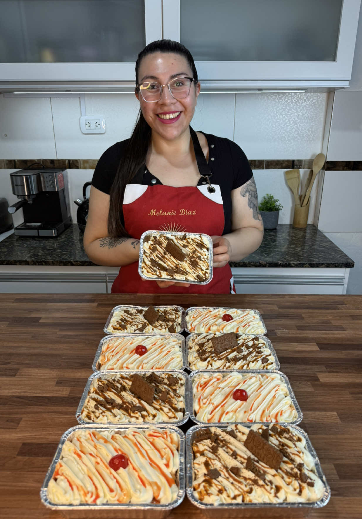 MINI TORTAS 3 LECHES IDEALES PARA VENDER 😍 Ingredientes: 10 huevos  Azúcar 400gr Harina 0000 400gr  Esencia de vainilla 1 cdita  Polvo de hornear 1/2 cdita  Mezcla 3 leches: Leche condensada 400gr Crema de leche 400gr Leche entera 400ml (Se usa leche evaporada pero no conseguí si vos tenes ponele esa queda mucho mejor) Para la cobertura: Crema de leche 600ml Azúcar impalpable 100gr Esencia de vainilla 1 cdita  ✅Comenzamos batiendo los huevos con el azúcar y la esencia de vainilla durante 15 minutos. Luego agregamos la harina con el polvo de hornear previamente tamizado, en dos o tres veces y con movimientos envolventes. Pasamos a los moldes y cocinamos en un horno pre calentado a 180° por 20 minutos aproximadamente o hasta que pinches con un palillo y este salga limpio. Hacemos la mezcla de las 3 leches, pinchamos cada bizcochuelo y colocamos 2 cucharones de esta mezcla (parece mucho pero enseguida se absorbe por el bizcochuelo) dejamos reposar en la heladera unas 6 horas preparamos la crema chantilly y decoramos a gusto 😍 ✅SI QUERES MÁS RECETAS COMO ESTÁS EN MI TIENDA TENES DISPONIBLE UN MEGA PACK LLÉVATE TODO A UN 70% OFF Y CON 3 CUOTAS SIN INTERÉS, SON 24 RECETARIOS DIGITALES, 2 MASTERCLASS Y UNA GUÍA PARA EMPRENDEDORES DONDE TE ENSEÑO A SACAR COSTOS, LA CONSEGUIS EN EL LINK QUE ESTÁ EN MI PERFIL 🥳 #tortatresleches #postre #postretresleches