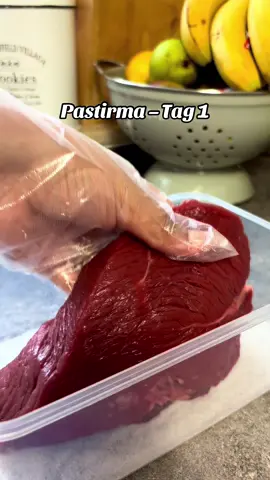 Heute startet mein Projekt: Pastirma selber machen von Grund auf! 🥩✨ Am ersten Tag bereite ich das Fleisch vor – es wird sorgfältig gesäubert, gesalzen und für die erste Reifephase vorbereitet. Dieser Schritt ist entscheidend, um den typischen Geschmack und die lange Haltbarkeit zu erreichen. In den nächsten Tagen nehme ich euch Schritt für Schritt mit auf die Reise, bis am Ende ein richtig aromatischer Pastirma entsteht.#fyp #worldfood #pastirma #FoodTok #easyrezept 