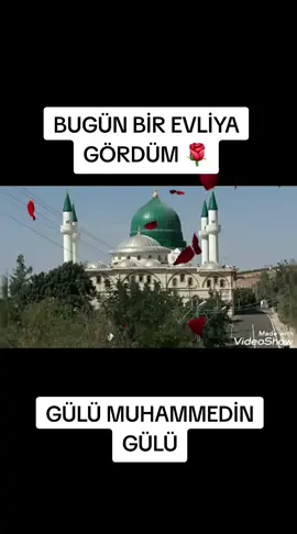 EVLİYALARA DÜŞMAN OLANLARA HARP VE GURBİYET BAHSİ Hadis-i Kudsi: عَنْ اَبِى هُرَيْرَةَ رَضِيَ اللّٰه عَنْهُ قَالَ: قَالَ رَسُولُ اللّٰه صَلَّى اللّٰهُ عَلَيْهِ وَسَلَّمَ: مَنْ عَادَى لِى وَلِيًّا فَقَدْ آذَنْتُهُ بِالْحَرْبِ ... (خ حب ق) اٰيَةٌ (مَنْ حَارَبَ الْمُؤْمِن۪ينَ فَقَدْ حَارَبَ اللّٰهَ) Ebu Hüreyre Radiyallahu anhu‘dan Resulullah Sallallahu aleyhi ve sellem buyuruyor. Allah’u Teala buyurdu ki: “Benim evliyalarıma her kim düşman olursa bana harp etmek için mezundur.”[1] Bu, her kim Allah'u Teala'nın evliyasına buğuz ederse onadır. Çünkü onlara muhabbet etmek her müslümana vaciptir. Çünkü keramet-i evliya haktır, kitapla sünnetle ve icma-i ümmetle sabittir. (Sure-i A'li İmran, Ayet 37) قَالَ اللّٰهُ تَعَالٰى: كُلَّمَا دَخَلَ عَلَيْهَا زَكَرِيَّا الْمِحْرَابَ وَجَدَ عِنْدَهَا رِزْقًا “Zekeriyya Aleyhisselam Hazreti Meryem'in yanına her geldiğinde cennet meyveleri görürdü.” Bu evliya kerametine delildir. Asaf bin-i Berhaya'nın Belkıs'ın köşkünü Yemen'den Kudüs'e bir saniyenin içinde getirmesi de delildir. Bunlar peygamber değil evliyadır. Sultan Süleyman Aleyhisselam'ın ümmetinden Asaf bin-i Berhaya, “Yemen'den Kudüs'e Sultan Süleyman Aleyhisselam başını çevirip bakana kadar kocaman sarayı getirdi.”[2] Fakat kerameti evliyayı inkar edenlere cevabdır. Amma bu iki türlüdür. Biri keramet-i evliyadır, birisi de istidraçtır. Firavunun suyu durdurması gibi![3] Keramet sahibi evliya, Ehl-i sünnet vel cemaat amelinde, itikadında olmalıdır. Ashaba itikadı muhabbeti tamam olmalıdır. Allah sevdiklerine kerametle yaptırır, sevmediklerine istidraçla yaptırır. Sevdiklerine lütfundan sevmediklerine gadabından verir. [Musa Aleyhisselam beni hak Peygamber biliyorsan dur demesi ile su durmayıp; Firavun beni tanrı biliyorsan dur demesi ile suyun akmayıp durmasına bazı hocalar itiraz etmişler. “Allah bir Peygamberin duasını red etmez. Bir Peygambere karşı bir kafirin duasını da kabul etmez” diye itiraz etmişler. Onlara cevaben deriz ki: Adem Aleyhisselam cennetten çıkmamak istiyordu. İblis'de Adem Aleyhisselam'i kendi gibi günahkar etmek istiyordu. Adem Aleyhisselam cennette idi, emniyette idi. Gerek Allah'u Teala'nın dilemesi, gerek sonunda büyük hikmetler vardı. Adem Aleyhisselam'ın dediği olmadı, iblisin dediği oldu.