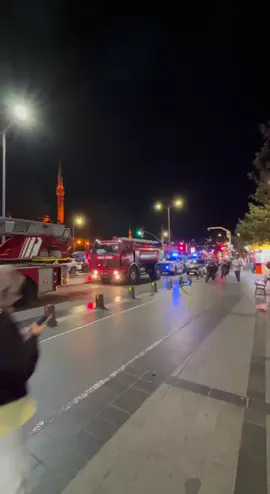 Üsküdar'da yük gemisi ile yolcu vapurunun çarpıştığı kaza bölgesine çok sayıda itfaiye, ambulans ve polis ekibi sevk edildi. #kesfetteyiz #tiktokviral #beniöneçıkart #kesfetteyizzzzz 