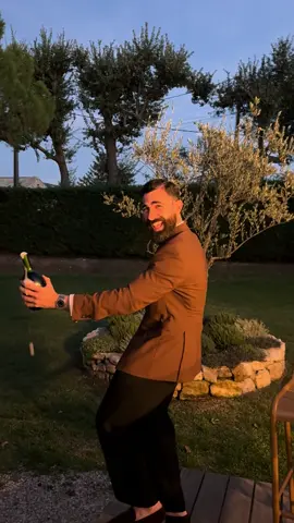 😂 J’ai inventé le sabrage à retardement  #champagne #bonvivant #epicurien #alcool #artdevivre      