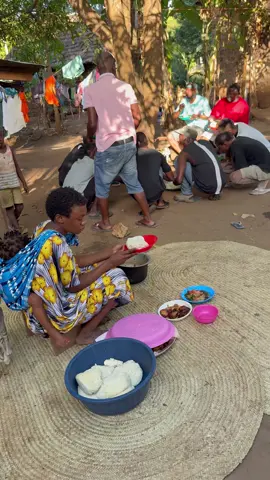 Family Sharing a Meal ❤️🍲 Pure Love & Togetherness!   #foryou #fypシ #viralvideo #familylove #africanvillagelife