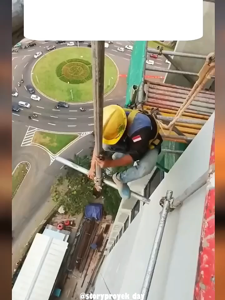 Nggak Semua Orang Berani Lihat Video Ini dan melakukan seperti ini 😎😎 #KuliBangunan#KerjaKeras#KerjaLapangan#FYP#fypindonesia#ViralTikTok#KerjaKerasBerbuahManis#pekerjalapangan#Bangunan#ProyekBangunan#KuliProyek#viral#song#gajian#harigajian#joget#lucu#kuli