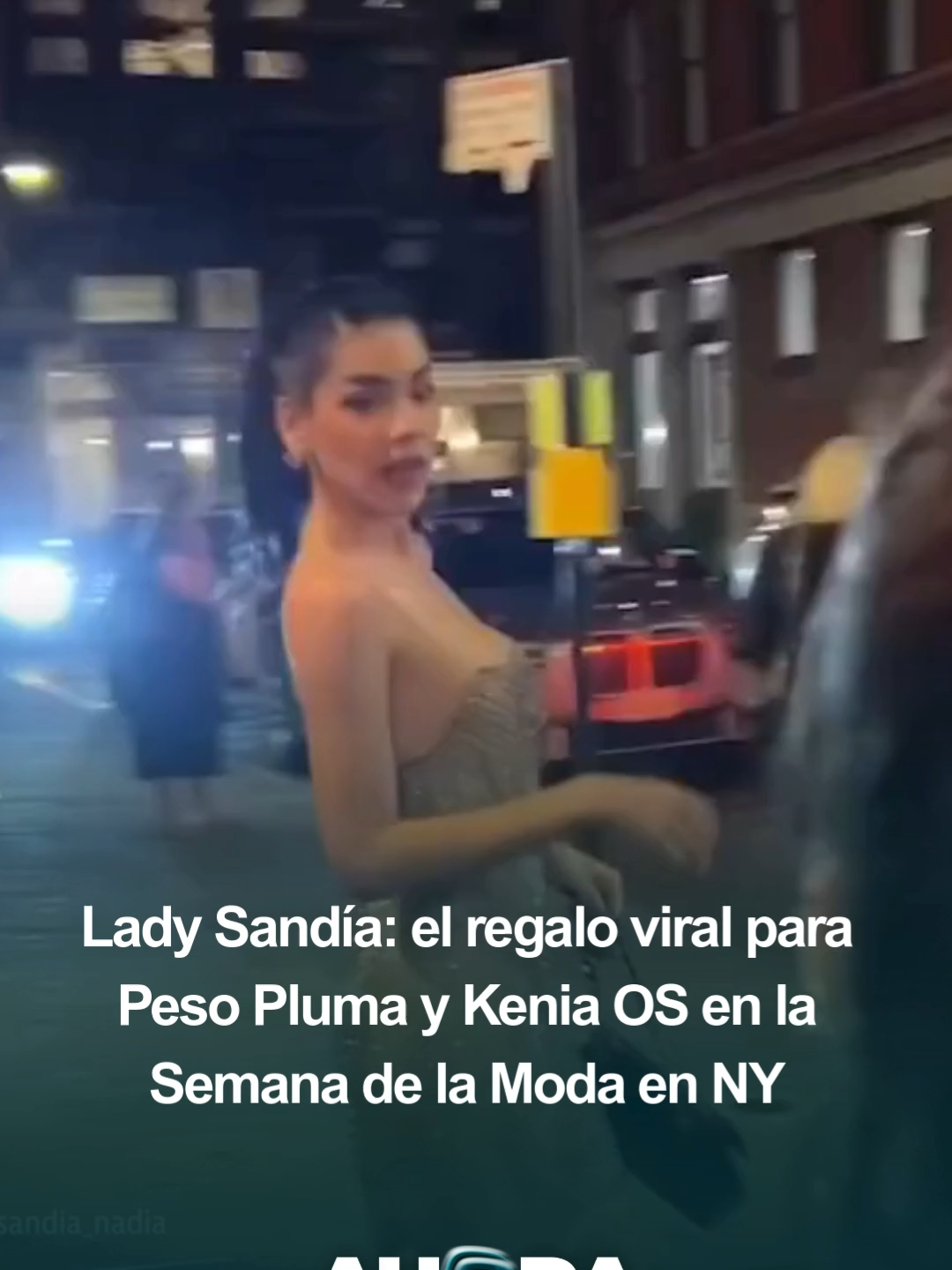 📲#TendenciasDeAhora| 🍉✨ ¡De la pasarela al trending mundial! En plena Semana de la Moda en #NuevaYork 🗽, un fan sorprendió a #PesoPluma y #KeniaO con una sandía customizada con sus rostros grabados 😱. El inesperado detalle los dejó sin palabras… y a internet con un nuevo fenómeno: “Lady Sandía” 🌐🔥. 👉 ¿Arte pop o la mejor estrategia viral del año? 🤔 |#Noticias |#AhoraTabasco |#Tabasco l #Tendencia l #Viral
