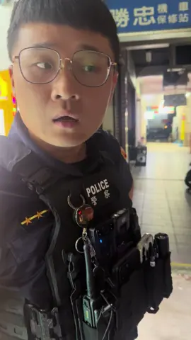 影片只錄到中段而已 前段及後段沒錄到 上法院程序後我也會要求調閱現場監視器、警察密錄器 採取證據❗️❗️❗️ 現在警察是這樣威脅恐嚇民眾的？ 從頭到尾 我沒有說要找這兩個單挑 我也很配合的提供身分證接受盤查 絲毫沒有抵抗及不從 這兩個有牌的流氓 說要找我輸贏 單挑 我一定告這兩個 警察可以這樣恐嚇民眾 看起來像黑道討債一樣 最後店家老闆娘說算了 沒關係 警察竟然用流氓口氣說 今天我給老闆娘一個面子 放你一馬 現在的警察都是這種素質？？#流量 #台中 #社會 