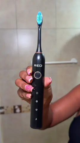 🦷| Mi rutina ahora es mucho más fácil … ______ gifted by Red By Kiss  ▫️Gracias al cepillo eléctrico de  @redbykiss @IVY Beauty 🦷✨  ▫️Aprobado por la FDA, seguro hasta en la ducha y con batería que dura ¡75 días! ▫️Porque una sonrisa cuidada siempre será tu mejor accesorio 💙 #redbykiss #myredbykiss  #creatorsearchinsights #contentcreator #cuidadobucal 