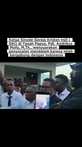 “Sebagai Ketua Sinode Gereja Kristen Injil, saya nyatakan dengan tegas, kami sangat menyesal bergabung dengan Republik. Sejarah mencatat bahwa Ketua Sinode pertama pernah menyatakan dukungan agar GKI ikut bersama Indonesia. Namun melihat kenyataan hari ini, dengan praktik-praktik yang tidak adil, sekali lagi kami tegaskan penyesalan itu,” ungkapnya di hadapan ratusan jemaat serta massa pendukung pasangan calon Benhur Tomi Mano–Constant Karma (BTM–CK). Lebih jauh, Pdt. Mofu menyampaikan bahwa pihaknya akan membawa protes resmi kepada Presiden Prabowo Subianto, Dewan Gereja Sedunia, hingga Perserikatan Bangsa-Bangsa (PBB). #psu #viral #fyppppppppppppppppppppppp #papua #pilkada 