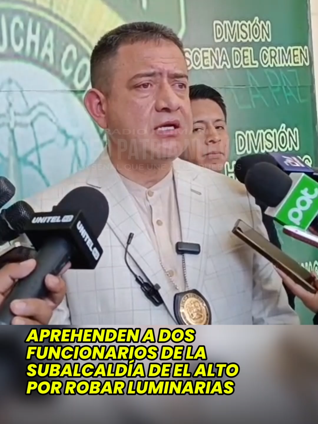 Dos empleados de la subalcaldía del Distrito 1 de la Zona Santa Rosa en El Alto fueron sorprendidos infraganti robando luminarias de los almacenes municipales. El coronel Gabriel Neme, director departamental de la FELCC, informó que los aprehendidos ya fueron puestos a disposición del Ministerio Público por el delito de r0bo. 👮‍♂️⚖️ #Seguridad #FELCC #ElAlto #RedPatriaNueva