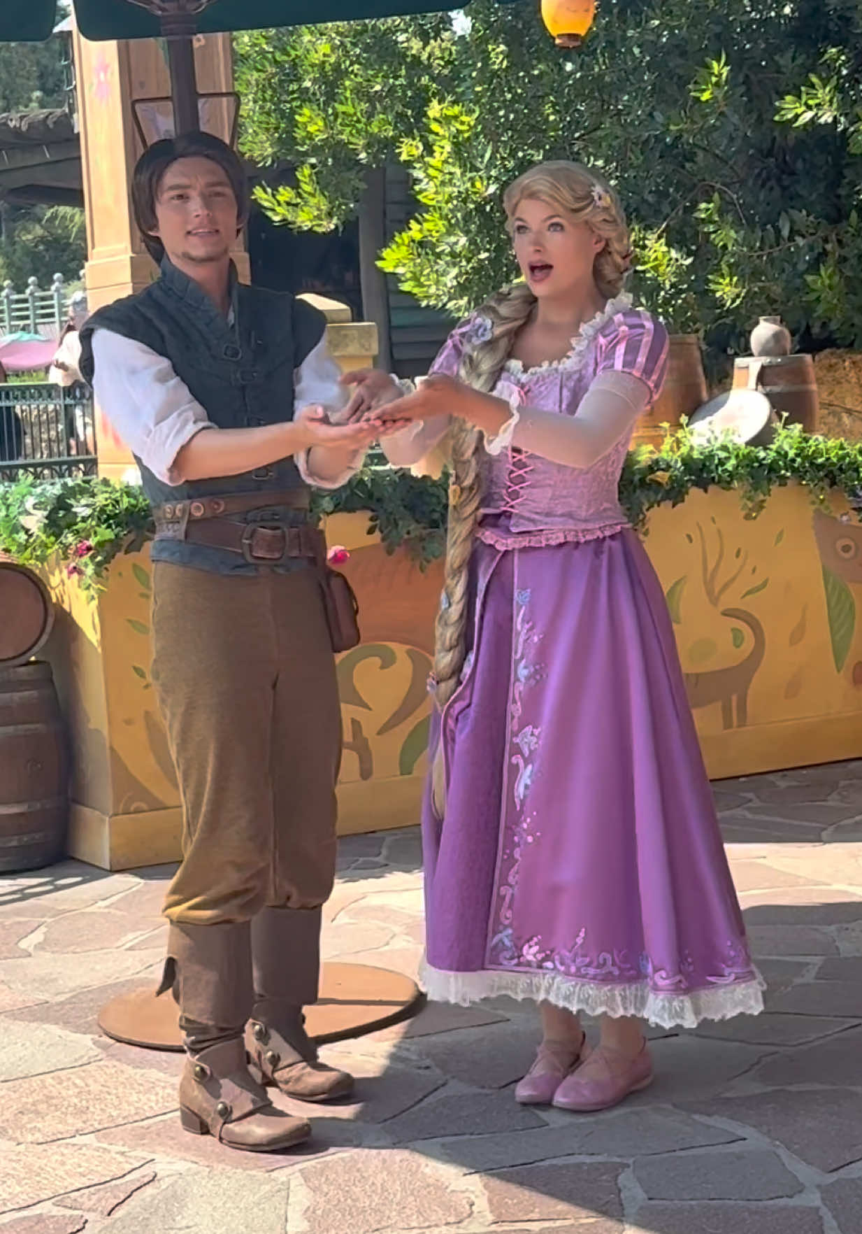 Rapunzel y Flynn siempre reparten magia en el parque ¿Os gusta esta princesa? 💜 ✨ ✨ ✨ #disney #disneylandparis #disneyspain #rapunzel #tangled 