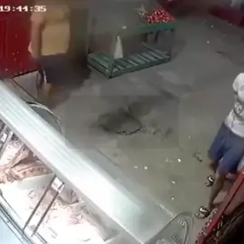 🔴 SALVAJE AGRESIÓN 📌 Hombre sufre tremendo mazazo en la cabeza ♦️ Estaba frente al mostrador de una carnicería cuando de atrás llegó otro sujeto y le dio un fortísimo golpe en la cabeza con el elemento de madera. ♦️ La víctima fue identificada como Anderson Vargas (21). ♦️ Incluso estando en el suelo el atacante le dio otros dos golpes. El motivo fue porque supuestamente le robó accesorios de su automóvil. ♦️Pese a haber sido la víctima en este caso, Vargas está detenido porque tenía una orden de captura por hurto agravado. De hecho, cuenta con varios antecedentes. ♦️ Habiendo pasado casi 72 horas del caso, el agresor aún no fue identificado ni mucho menos detenido por la Policía. Sería vecino del agredido. 📍 Ocurrió en el barrio Tablada. #prensaparaguay #viraltiktok 