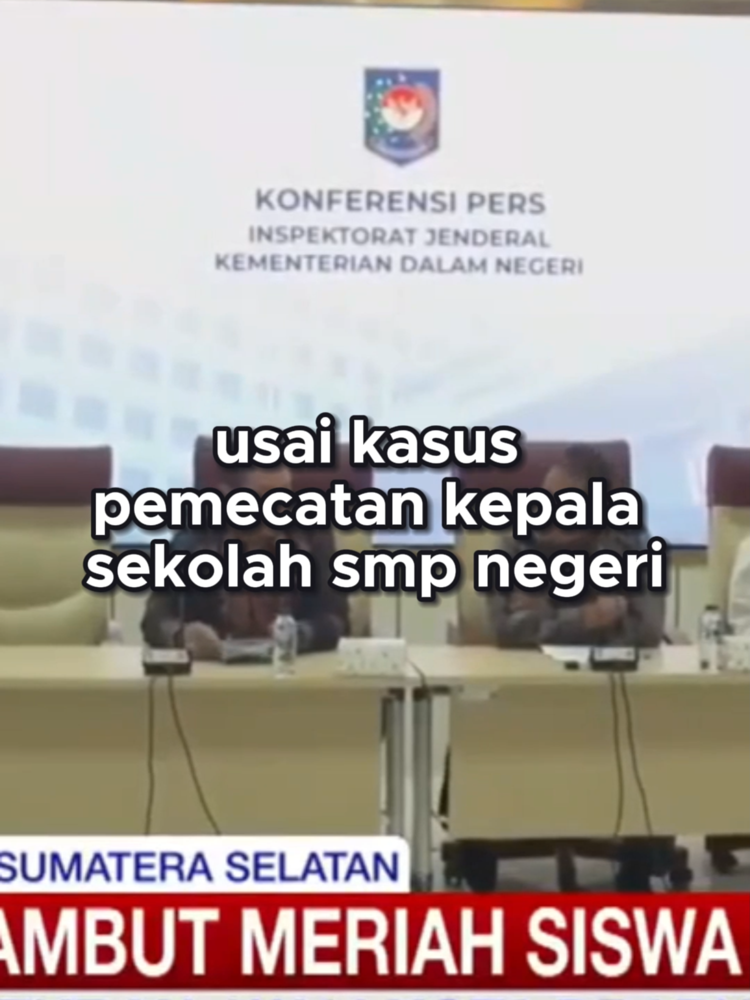 drama pencopotan kepala sekolah yang viral di Prabumulih! Apakah kamu tahu alasan sebenarnya di balik pencopotan ini? Saksikan bagaimana Roni Ardiansyah kembali dengan sambutan hangat dari siswa dan guru. #ViralPrabumulih#KepalaSekolah#DramaSekolah#BeritaTerkini#Prabumulih