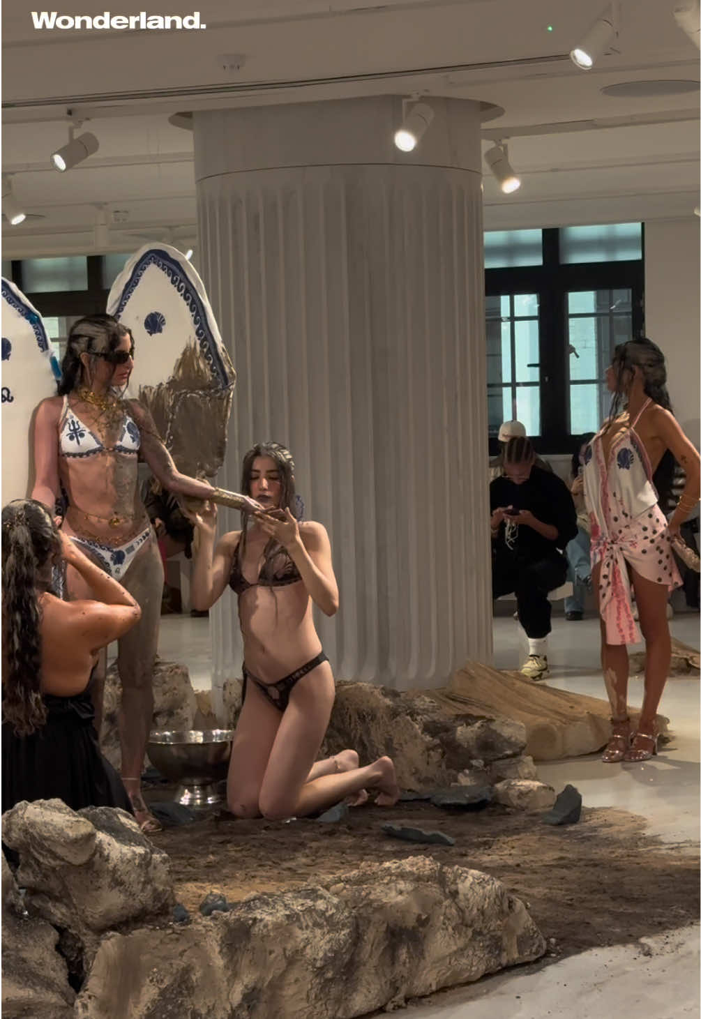 From mud-covered bodies and swimwear maxxing to fun tees and Greek mithology-worthy dresses, Dimitra Petsa presents @DI PETSA’s SS26 collection. “The Archaeology of Self”, at London Fashion Week. #dipetsa #lfw #londonfashionweek 