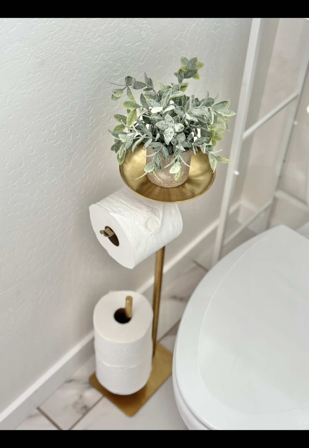 This gold toilet paper holder has room for 4 rolls PLUS a top shelf for anything extra 🙌 #founditonamazon #bathroomfavorites #bathroomorganization #bathroomrefresh #amazonhome 